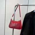 Bolso de hombro de cuero rojo retro con acabado brillante y hebilla dorada - Rojo