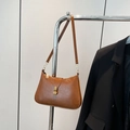 Bolso de hombro de cuero marrón con cierre vintage y correa de hombro fina - Marrón