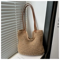 Dettaglio borsa tote beige all'uncinetto con manici in pelle marrone e motivo intrecciato - Cachi