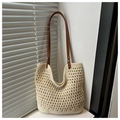 Dettaglio borsa tote in cotone intrecciato con manici in pelle marrone e rivetti - Bianco