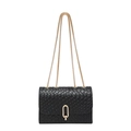 Minimalistische schwarze Umhängetasche mit goldener Kette und ovalem Verschluss auf weißem Grund - Schwarz