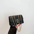 Minimalistische schwarze gewebte Umhängetasche mit goldener Schließe und Kette - Schwarz