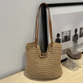 Borsa a secchiello intrecciata retrò kaki con tracolla in pelle marrone e rivetti in metallo - Cachi