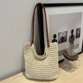Borsa da spiaggia in crochet fatta a mano color crema con manici in pelle marrone per estate - Bianco