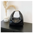 Detail des geprägten Moins-Logos auf schwarzer Kunstleder-Hobo-Tasche in Halbmondform - Schwarz
