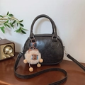 Schwarze Bowling-Handtasche im Retro-Stil mit Prägung und niedlichem Schaf-Plüschanhänger - Schwarz Mit Anhänger