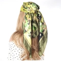 Carré de soie satiné vert à motif paisley vintage porté en bandana avec imprimé fleuri - Vert Herbe