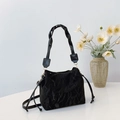 Sac seau plissé noir avec poignée en cuir tressé et détails dorés élégants - Sans Pendentif / Noir