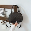 Retro schwarze Bowling-Handtasche aus strukturiertem Leder mit Prägung und verstellbarem Gurt - Schwarz Ohne Anhänger