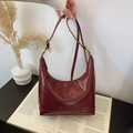 Minimalistische bordeauxrode leren tas met verstelbare riem en gouden metalen accenten - Rood