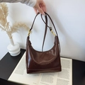 Bruine retro hobo tas in glanzend leer met reliëf letters en verstelbare riem - Bruin