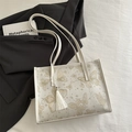 Borsa tote bianca con ricamo a farfalla dorata, motivi astrologici e nappa laterale - Bianco