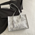Borsa tote grigio argento con stampa farfalla, finitura metallica e nappina decorativa - Argento