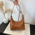 Minimalistische donkerbruine halve maan hobo-tas van oliewasleer met letterreliëf - Bruin
