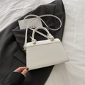 Witte leren handtas met geknoopte handgreep, goudkleurig metaal en schouderriem - Wit