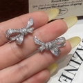 Pendientes de lazo plateados brillantes con cristales de circonita para mujer - Pendientes de Botón de Lazo / Plateado