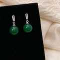 Macro detail van vintage groene agaat oorbellen met zirkonia op zwart fluweel - Zilveren Groene Chalcedoon Hangende Oorbellen