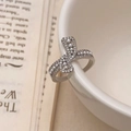 Dettaglio dell'anello a fiocco d'argento con perle e zirconi su porcellana bianca pregiata - Anello Fiocco Zircone Perla / Argento