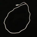 Makroaufnahme einer silbernen geflochtenen Halskette mit verstellbarer Kette und Anhänger - Funkelnder Wellen-Stil