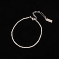 Nahaufnahme einer silbernen Gliederkette mit Karabinerverschluss und verstellbarem Glied - Funkelndes Wellen-Armband