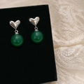 Dettaglio di orecchini a cuore in argento con elegante ciondolo in calcedonio verde scuro - Orecchini a Cuore Argento e Calcedonio Verde / Argento