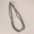 Dettaglio della collana a due fili di perle grigie con pendente vintage in cristallo - Collana Grigia
