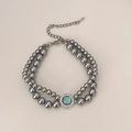 Dettaglio collana a due fili di perle grigie con pietra centrale blu-verde e chiusura a moschettone - Bracciale Grigio