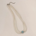 Dettaglio collana di perle a doppio filo con ciondolo gemma blu e chiusura in argento - Collana Bianca