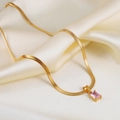 Collar de cadena de serpiente dorada con colgante rectangular de circón rosa sobre seda - Collar con colgante cuadrado rosa