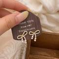 Elegante Schleifenohrstecker mit weißen Zirkonia und hängenden Perlen in Goldoptik - Goldener Pavé-Schleifen-Stil mit drei Perlen / Gold Schleife Stecker (Echtvergoldet)