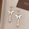 Detalle de pendientes de mariposa dorados con nácar blanco y perlas en degradado - Colgante Largo de Perla Mariposa