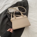 Minimalistische beige crossbodytas met trendy tekst en goudkleurige details - Khaki
