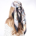 Foulard bohème en satin avec imprimé floral vintage et paisley sur tissu effet soie - Noir et Blanc