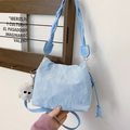 Sac seau bleu clair plissé avec poignée tressée et pendentif chat en peluche - Avec Pendentif / Bleu