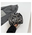 Dettaglio borsa a secchiello con paillettes argento, coulisse e perle eleganti - Argento