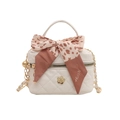 Weiße Mini-Stepptasche mit Leoparden-Schal und goldener Blumenschnalle - Weiß Groß