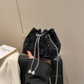 Borsa a secchiello chic con paillettes nere, catena argento e perle per feste serali - Nero