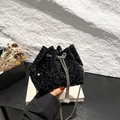 Secchiello chic con paillettes nere con catena d'argento e dettagli in perle decorativi - Nero