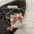 Modieuze witte gewatteerde mini box schoudertas met ketting en strik voor dames in de lente. - L / Wit