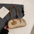 Schicke gewebte Baguette-Tasche in Beige mit braunem Lederbesatz und Bärenanhänger - Braun mit Anhänger