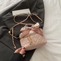 Roze gewatteerde mini box tas met kettingriem, striklint en bloemenhangertje voor dames. - L / Roze