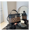 Détail de l'imprimé léopard et cuir noir sur le sac seau cylindrique compact - Imprimé Léopard Noir