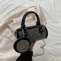 Elegante borsa a cilindro nera borchiata con mini pochette e catena argento - Nero