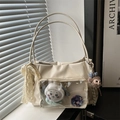 Große cremefarbene Ita-Tasche mit Klarsichtfenster, Plüsch-Anhängern und Anime-Pins - Mit Schal und Katzenkopf-Dekor / Weiß