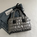 Borsa tote trapuntata argento con manici neri e tracolla regolabile di tendenza - Grigio Argento