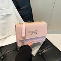 Bolso de hombro rosa claro con cadena y detalle elegante de lazo metálico en la solapa - Rosa