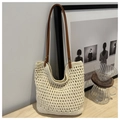 Dettaglio della trama all'uncinetto beige e tracolla in pelle con rivetti metallici dorati - Bianco