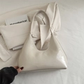 Bolso hobo minimalista de charol beige con logo grabado y acabado brillante elegante - Blanco