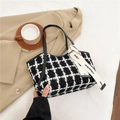 Borsa tote in tweed bianco e nero con manici in pelle e foulard decorativo in seta - Nero