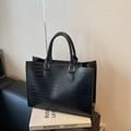Bolso tote grande negro con grabado de cocodrilo y hebillas plateadas para oficina y diario - Negro